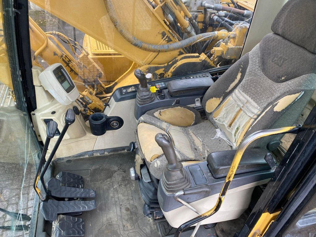 Caterpillar seat