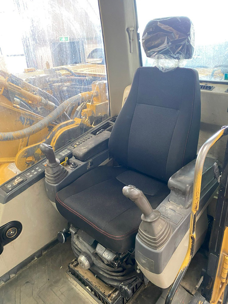 Caterpillar machine with UnitedSeats C4 upper seat