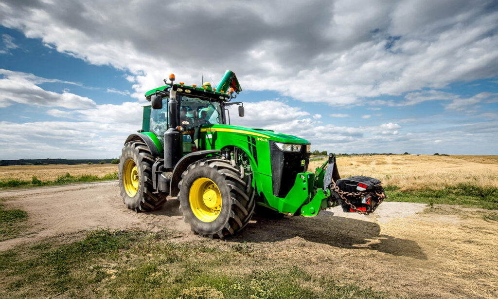 UnitedSeats dealer Sumsertech Spain achieve fantastic Rancher Pro installation for John Deere 8360R tractor
