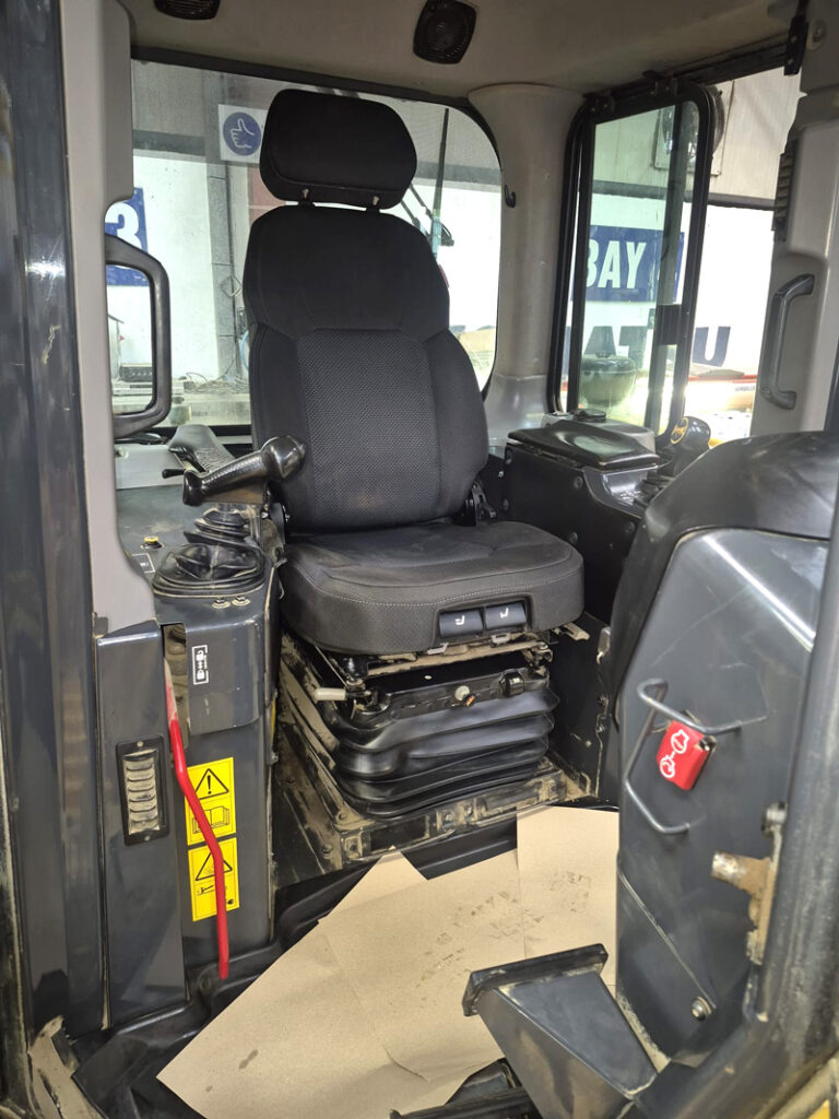 UnitedSeats dealer Seat Systems in Ireland retrofit C8 Pro in Komatsu dozer