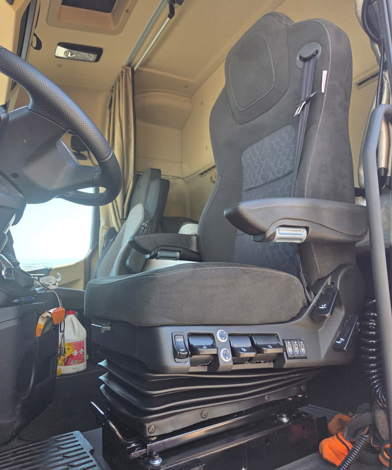 UnitedSeats dealer Asfir installs Voyager C65 truck seat into Mercedes Actros L