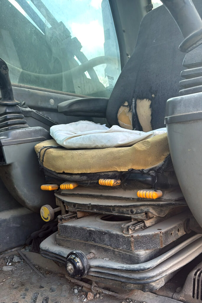 UnitedSeats dealer Asfir makes a total rebuild of a Volvo excavator seat with UnitedSeats C8 Pro seat