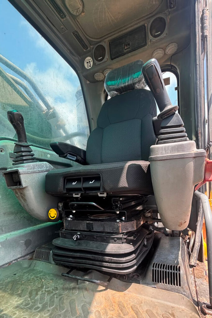 UnitedSeats dealer Asfir makes a total rebuild of a Volvo excavator seat with UnitedSeats C8 Pro seat