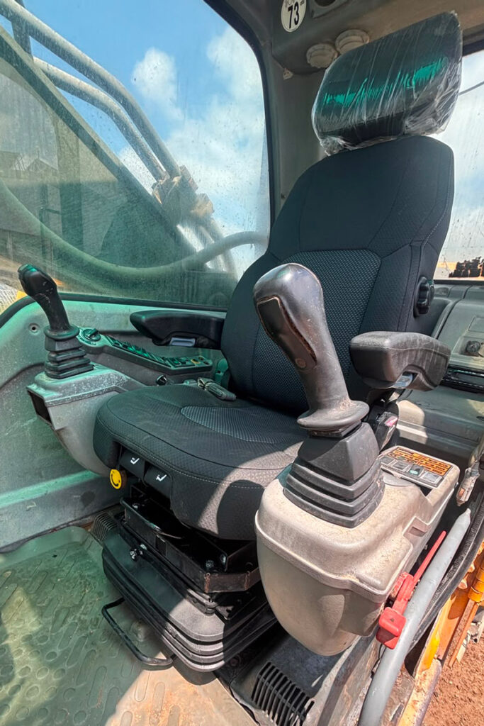 UnitedSeats dealer Asfir makes a total rebuild of a Volvo excavator seat with UnitedSeats C8 Pro seat